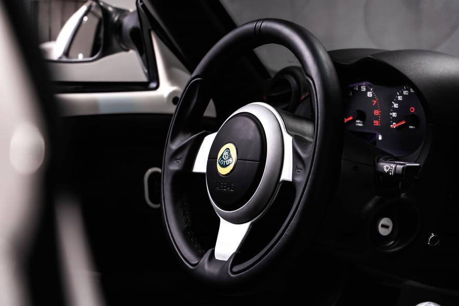 Интерьер Lotus Elise Sport 220 2015 года  (фото 7 из 21)